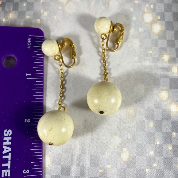 Vintage 1960s cream lucite and gold-tone ball drop clip on earrings - Picture 2 of 3